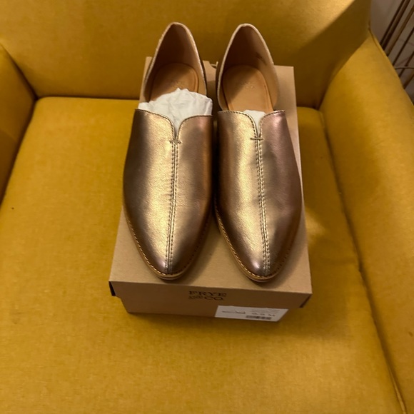 Taupe Metallic Women’s Flats- NEVER WORN - Picture 2 of 3